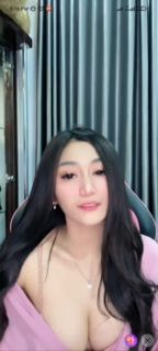 Belahan dada Reva mulus cakep