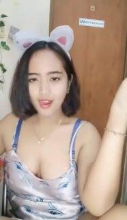 Alecia remas nenen bulat putih