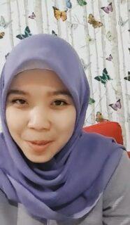 Monita lepas Jilbab pamer belahan