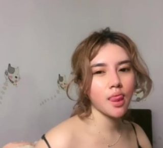 Host Cantik Remas Susu Lingerie Hitam Seksi