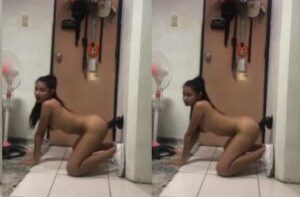 Colmek Nungging Dildo Hitam di Kost-an